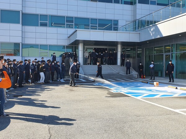 해양에너지 임직원들이 화재 대응 훈련에 임하고 있다