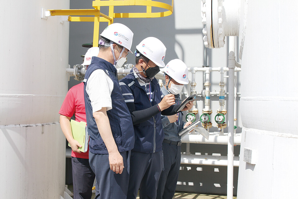 스마트온을 활용해 가스시설을 점검하고 있는 모습.