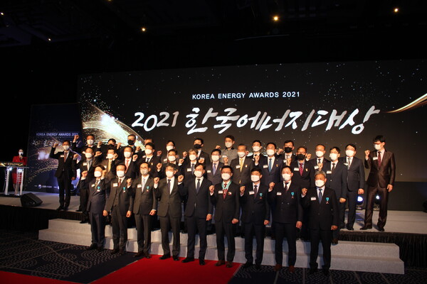 2021 한국에너지대상 수상자들이 기념촬영을 하고 있다.
