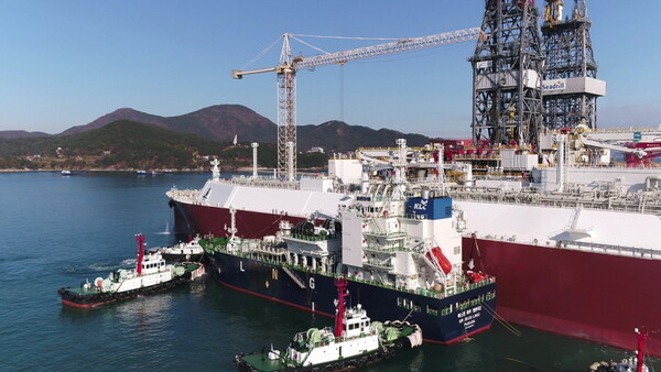 가스공사가 LNG선 시운전을 위한 세계 최초 STS LNG선적 실증 테스트를 진행하고 있다.