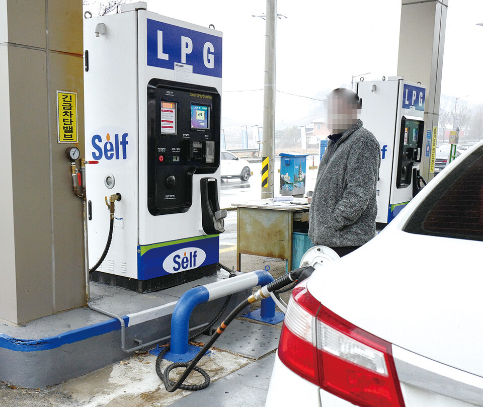 시범 도입한 셀프 LPG충전소에서 고객이 스스로 가스를 충전하고 있다.