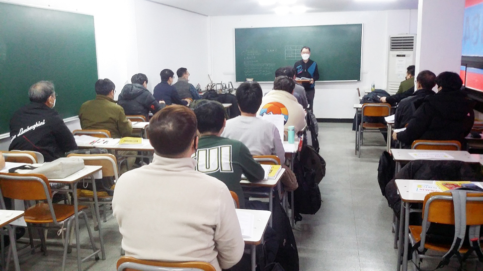 수험생들이 가스자격증 취득을 위해 전문학원에서 공부하고 있는 모습(사진은 기사의 특정 내용과 무관)