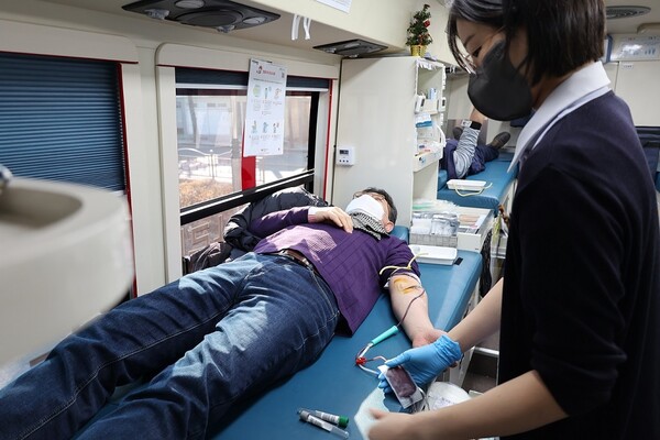 SK(주) 머티리얼즈 등의 관계자가 헌혈버스에서 헌혈을 하는 모습