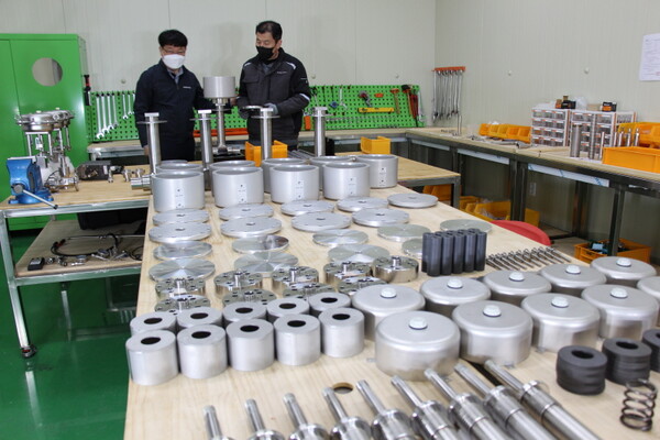 이덕재 사장이 생산되는 다양한 제품들을 점검하고 있다.