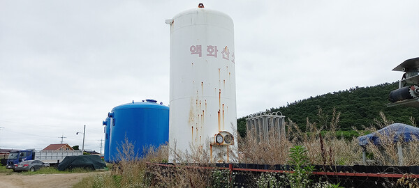 사용하지 않는 액화산소 저장탱크로 재설치 후 사용할 때는 점검, 시험 등이 필요해 보인다.