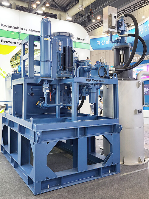 광신기계공업이 개발, 최근 수소전시장에서 선보인 왕복동 액화수소 펌프