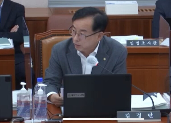 김경만 의원이 가스안전공사 임해종 사장에게 질문을 던지고 있다.