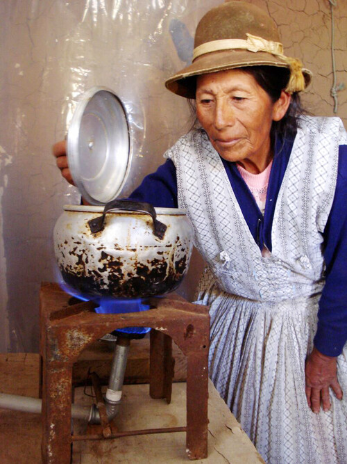바이오가스로 조리하는 볼리비아 여성.