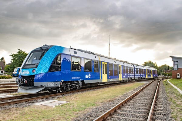 함부르크에서 운행을 시작한 세계 최초의 수소열차.