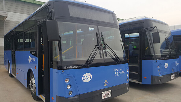 압축천연가스(CNG)를 사용하는 버스가 차고지에 대기 중이다.
