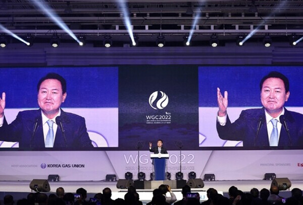윤석열 대통령이 세계가스총회 개막식에서 축사를 하고 있다.