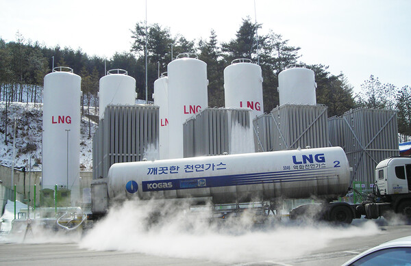 LNG탱크로리를 이용해 산업현장의 저장탱크에 산업용 천연가스를 공급하고 있다.