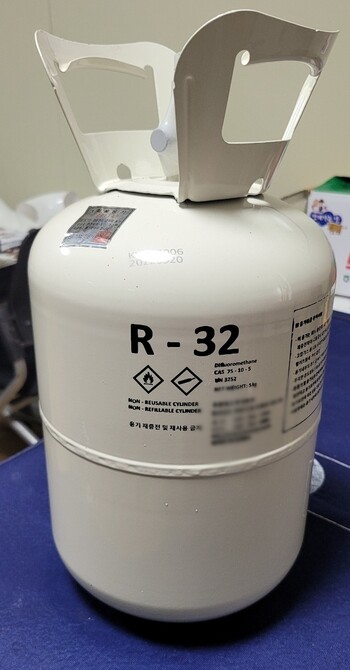 국내 냉매업체가 재충전금지용기에 충전해 판매하고 있는 R-32(사진은 기사의 특정내용과 관련 없음).