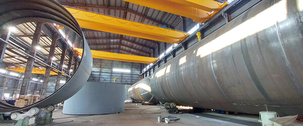 대규모 공장에서 초대형 탄산저장탱크를 제조하고 있다.