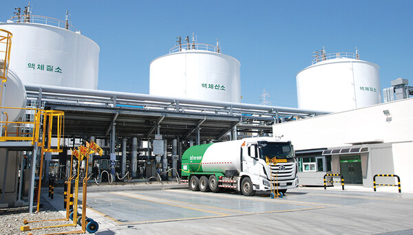 탱크로리차량이 고압가스플랜트에서 액체가스를 공급받고 있다.