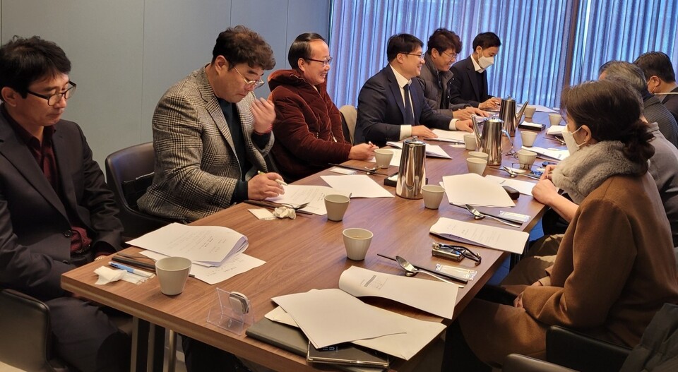 한국DME협회의 임원진이 참석한 가운데 신년이사회가 열리고 있다.