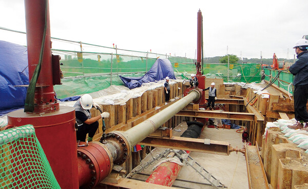 동화산업의 기술진들이 가스공사 주배관에 대한 핫태핑 공사를 하고 있다.