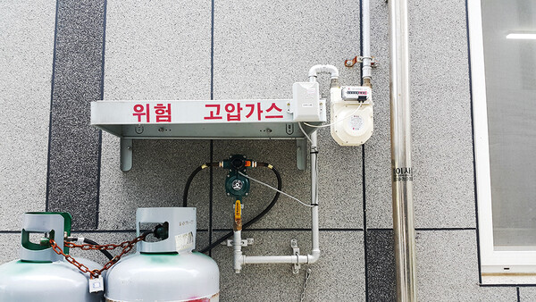LPG용기에 발신형 절체기를 설치해서 물류비용을 절감하는 사례가 늘고 있다.