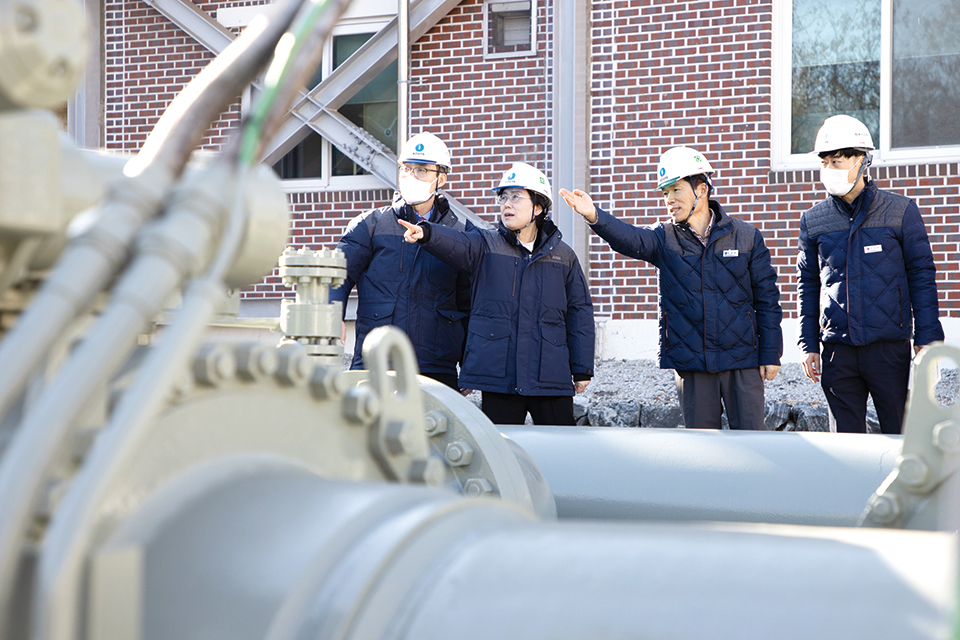 최연혜 가스공사 사장(좌측 2번째)이 천연가스 공급설비 현장을 방문해 안전운영과 에너지절약 실천사항 등을 점검하고 있다.
