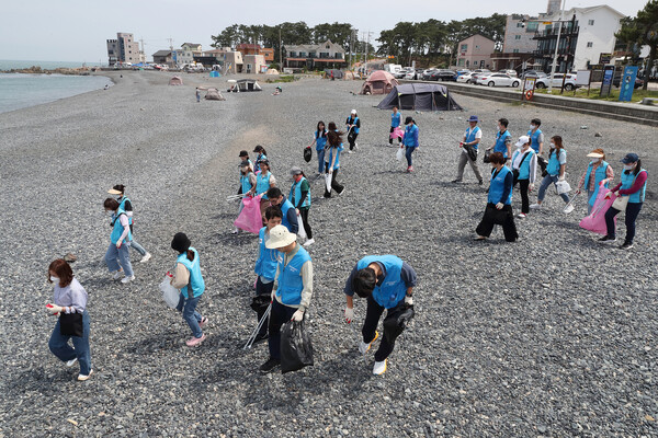 석유공사와 중구 가족센터 , 지역 다문화가정 자원봉사단이 주전몽돌해변에서 플로깅 행사를 가졌다.