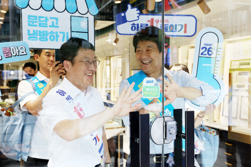 에너지공단 이상훈 이사장(좌측)및 서갑원 대한전기협회 상근부회장이 기념촬영을 하고 있다.