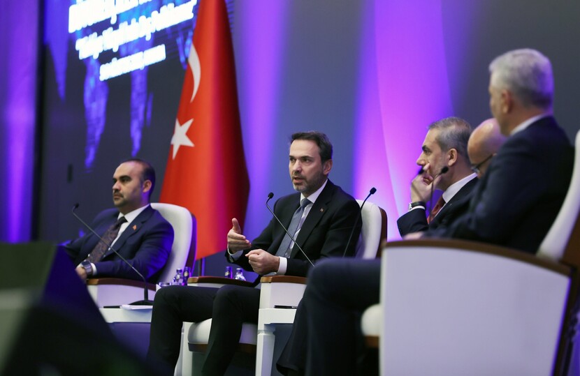 알파슬란 바이락타르 터키 에너지 및 천연가스자원부 장관(중앙)이 스피치를 하고 있다.