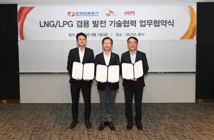 (왼쪽부터)SK가스 백흠정 부사장, 한전 김태균 본부장, 울산GPS 조승호 대표가 업무협약을 맺고 있다.