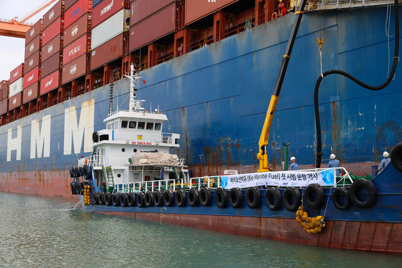 'HMM 타코마'호에 급유선을 통해 바이오선박유를 공급하고 있다.