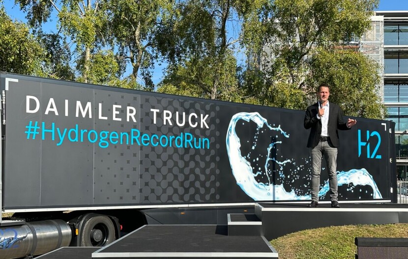 다임러의 기술책임자 안드레아스 고르바흐가 GenH2 연료전지 트럭 앞에서 설명하고 있다.