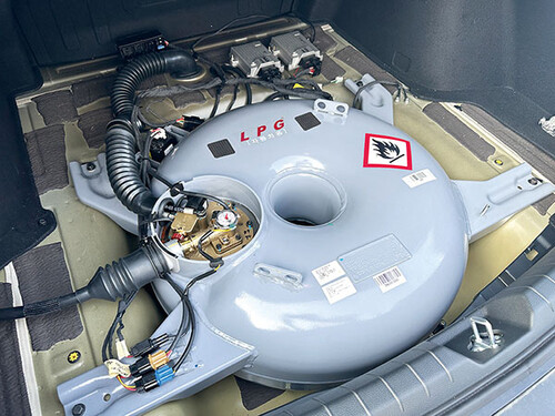 LPG 풀 하이브리드로 개조한 차량의 예비 트렁크 공간에 환형 용기가 탑재돼 있다.