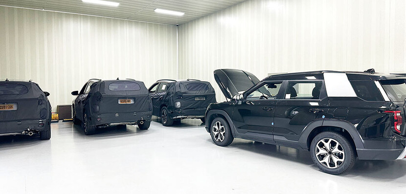 블루젠트 본사에서 다양한 자동차들이 테스트 작업을 하고 있다.
