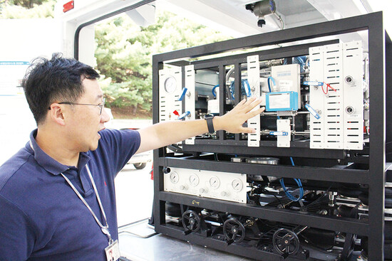 표준과학연구원 강웅 박사가 개발이 완료된 설비에 대해 설명하고 있다.