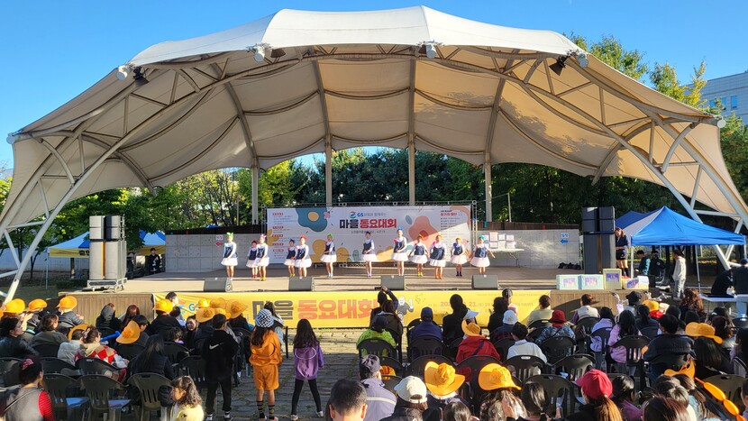 21일 부천 오정대공원 야외무대에서 열린 ‘오정뜰 어울림 한마당 동요대회’ 행사에서 참가 어린이들이 공연을 하고 있다
