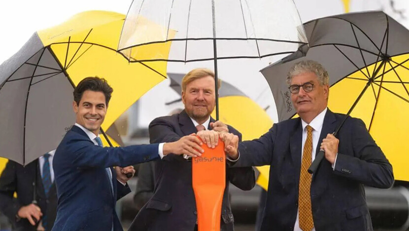 (좌측부터)네덜란드 롭 예텐 장관, 빌헬름 알렉산더 국왕, 한 페네마 가스니 CEO가 기념촬영을 하고 있다.