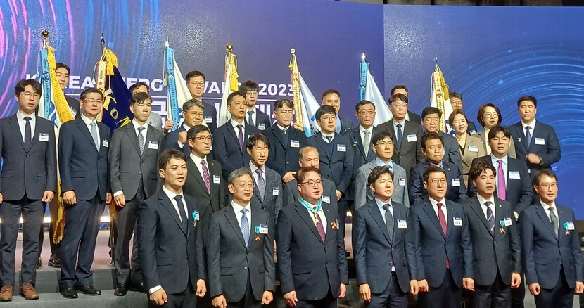 제45회 한국에너지대상 수상자들이 기념촬영을 하고 있다.