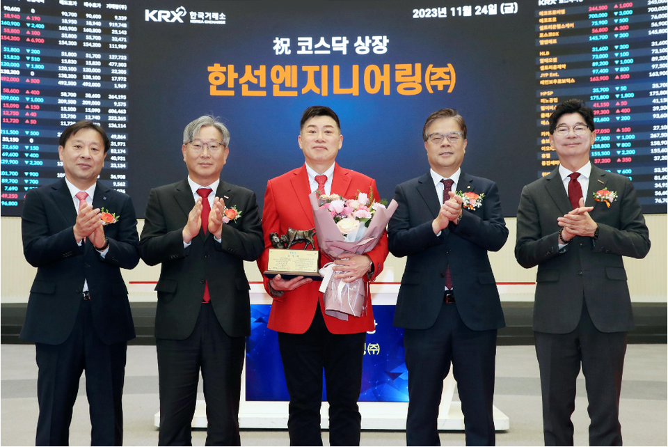 지난 24일 한국거래소에서 열린 '한선엔지니어링 코스닥시장 상장기념식'에서 이제훈 한선엔지니어링 대표(가운데)가 한국거래소 관계자들과 기념사진을 찍고 있다.