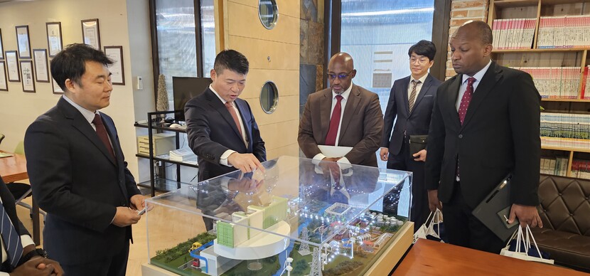 박가우 지필로스 대표가 모형을 통해 바쿠라무챠 은쿠비토 만지 주한르완다 대사에게 청정그린수소 생산 P2G시스템을 설명하고 있다.
