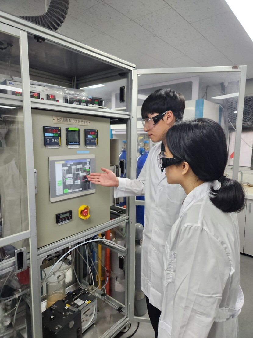  SK이노베이션 환경과학기술원 연구진이‘이원자 촉매 기술’로 일산화탄소 전환 실증을​​​​​​​하고 있다.