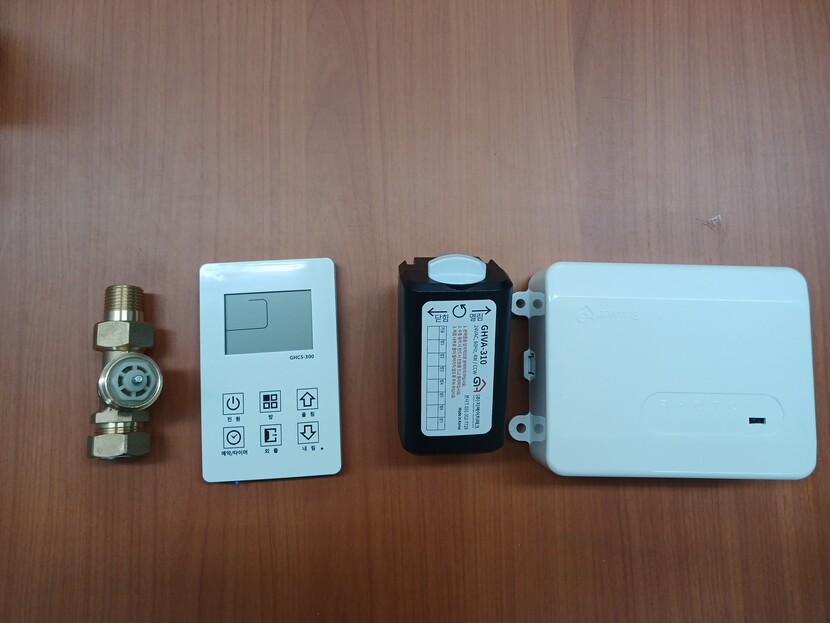 (좌측부터)KS인증을 취득한 지에이치테크의 온도조절밸브, 온도조절기, 밸브구동기, 각방밸브제어기