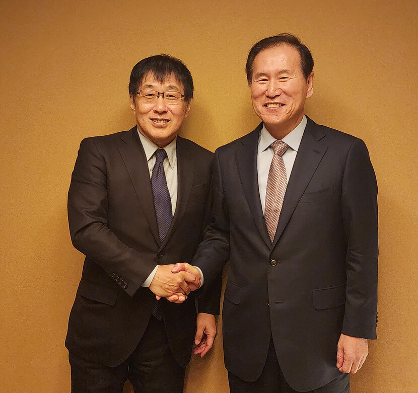 한국석유공사 김동섭 사장(우측)과 JOGMEC 이치로 타카하라 CEO가 기념촬영을 하고 있다.