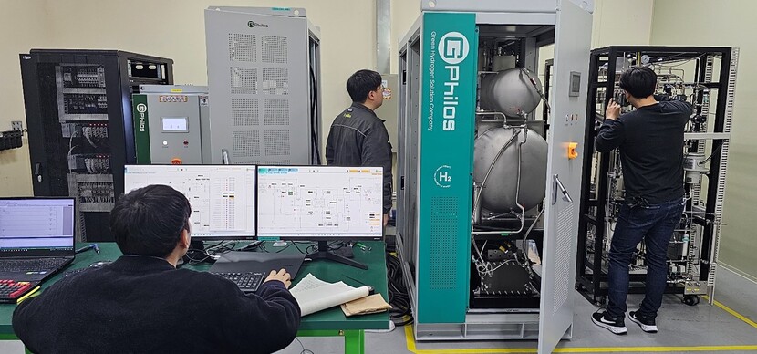지필로스 직원들이 PEM 수전해 100kW 제품에 대한 성능시험을 진행하고 있다.