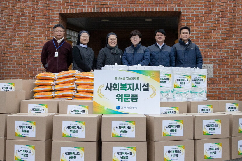 가스공사는 지난 18일 경북 경산시에 위치한 장애인 거주 시설인 루도비꼬집에 후원 물품을 지원했다.(우측 세번째 최연혜 사장)