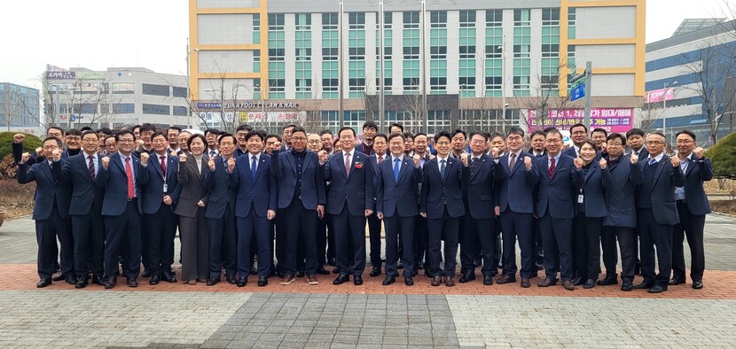 박경국 신임 사장과 주요 임직원들이 기념촬영을 하고 있다.