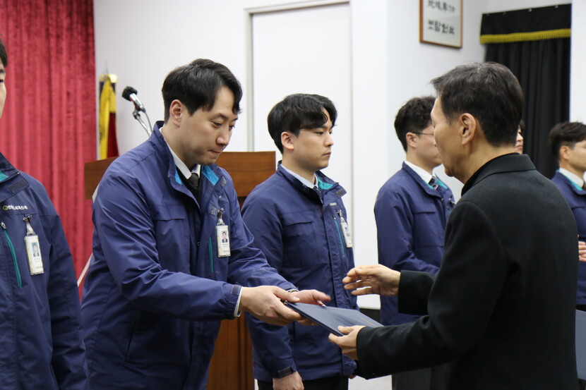 인천도시가스 2024년 시무식에서 정진혁 사장(우측)이 직원들에게 모범사원상 및 임명장을    수여하고 있다