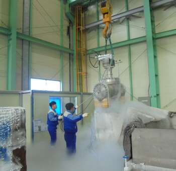 피케이밸브 직원들이 초저온 액화질소를 이용해 자체 개발한 초저온밸브에 대한 가스누출시험을 하고 있다.