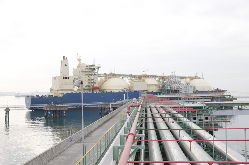 가스공사는 올해 해외사업 조직을 본부로 승격시키며 지속성장 의지를 밝혔다. 사진은 LNG터미널에서 하역 중인 LNG선.(특정기사와 관련없음)