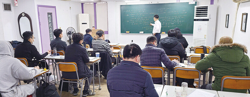 가스자격증 취득을 위한 훈련생들이 한국가스안전직업전문학교 최갑규 선생으로부터 암모니아에 대한 강의를 듣고 있다.