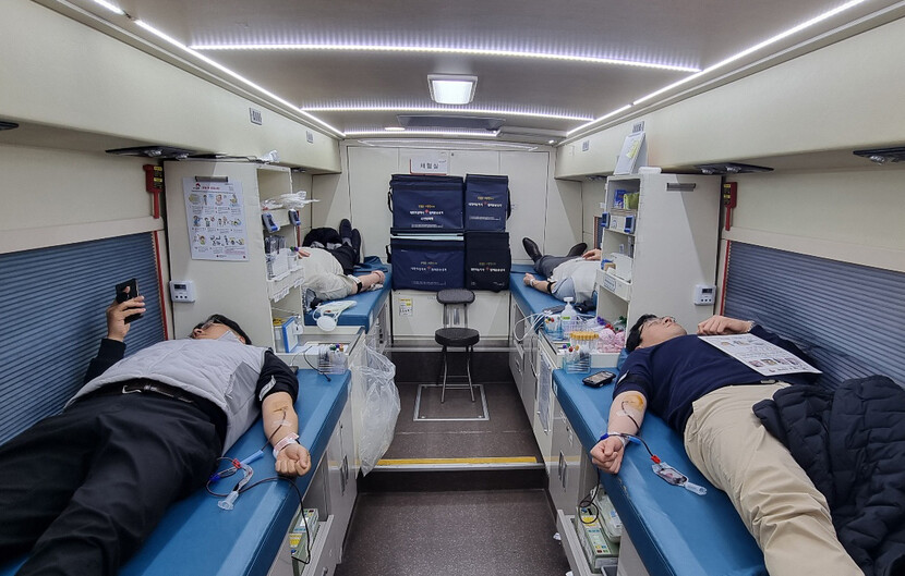 미래인서해에너지 임직원들이 겨울철 혈액 수급을 돕기 위해 헌혈을 하고 있다.