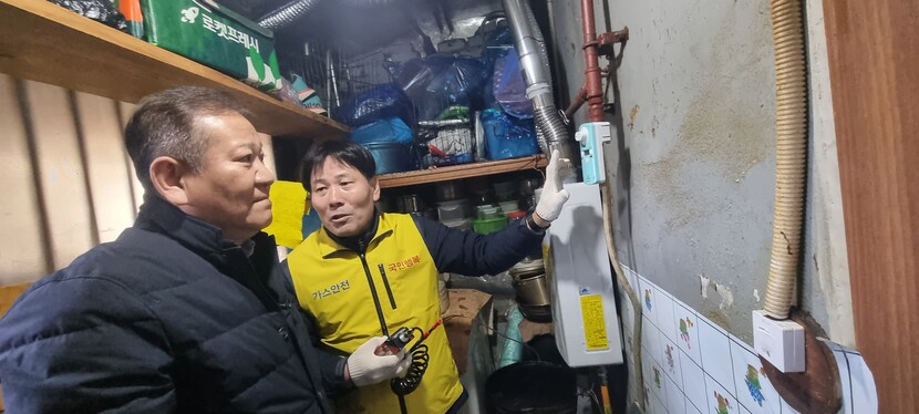 행정안전부 이상민 장관(왼쪽)과 가스안전공사가 곽채식 안전관리이사가 가스시설을 점검하고 있다.