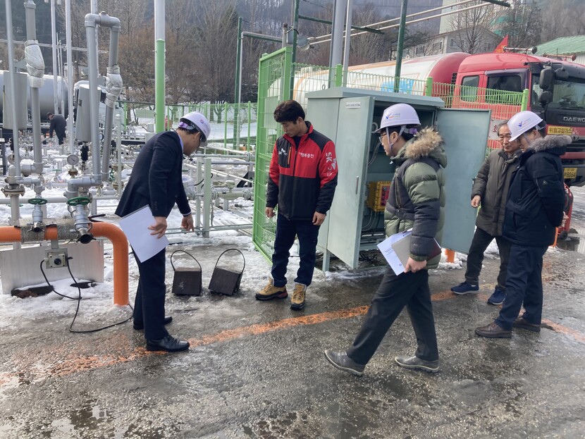 가스안전공사 곽채식 안전관리이사(왼쪽 첫번째)가 시설현황을 점검하고 있다.